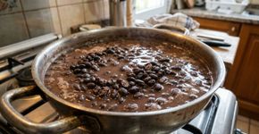 A pele sai do feijão sozinha: um truque simples para deixar o caldo mais limpo e o sabor mais suave sem precisar peneirar
