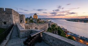 Muralhas, bastiões, portões e uma cidadela ainda cercam seu núcleo antigo: a cidade canadense fundada no século XVII que preserva um dos exemplos mais completos de cidade colonial fortificada ao norte do México