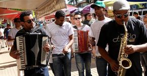Grupo musical ajuda crianças a sair da rua através da música