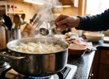 Featured side: Por que os cozinheiros recomendam adicionar vinagre à água ao cozinhar batatas e como fazer isso corretamente?