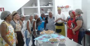 Programa de apoio feminino crê que lugar de mulher é na cozinha