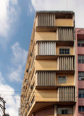 Ao passar pela Carlos Gomes, o detalhe chama a atenção. As janelas recebem proteção para conter o calor do fim da tarde. Produzindo, então, uma bela composição com painéis deslocados. O ponto negativo deve-se ao abandono do Pilotis do prédio e a falta de informação por parte dos inquilinos que mudam a fachada para por uma janela para apreciar a vista. Foto: reprodução/@prediosdesalvador