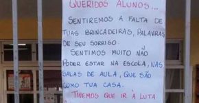 Professores deixam cartaz em escola para explicar motivo da greve