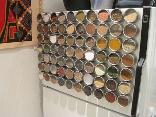 Coloque frascos magnéticos sobre a geladeira - Imagem: instructables.com