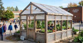 Eles coletaram mais de 2.000 garrafas de plástico para construir uma estufa e acabaram criando uma estrutura capaz de cultivar plantas durante o ano todo