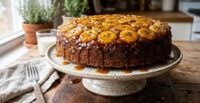 Bolo de banana caramelizado fica fofinho e delicioso usando uma técnica simples que muda o resultado da receita