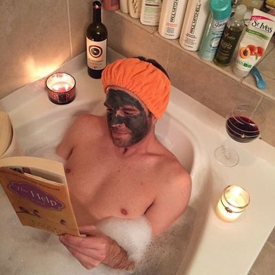 Os homens aparentam estar imitando algumas poses de mulheres nas fotografias (Imagem: Reprodução/BoredPanda)