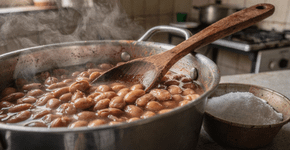 Poucas pessoas sabem, mas colocar o sal no momento certo pode mudar completamente o sabor do feijão