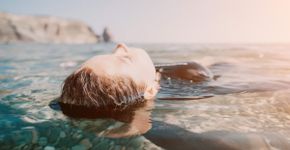 Veja os benefícios do banho de mar para a saúde mental