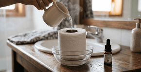 Despejei água fervente sobre o papel higiênico e resolvi um problema que a maioria das casas enfrenta