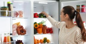 Por que os alimentos estragam mesmo dentro da geladeira? Veja erros que fazem a comida durar menos