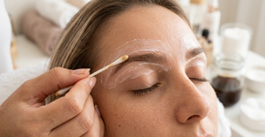 Molhe as sobrancelhas com água e aplique com um algodão. Elas ficarão naturalmente mais escuras em até dois tons, sem o uso de henna. Uma maneira de escurecer as sobrancelhas