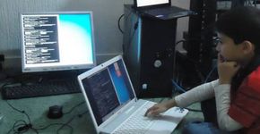 Com apenas seis anos, menino paquistanês é considerado o mais novo especialista em TI do mundo