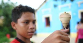 Meninos do Cariri cearense mostram manobras incríveis que fazem com o pião