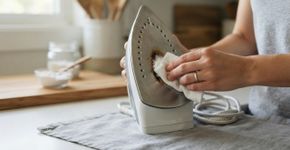 Nem água sanitária nem esponjas: A maneira ideal de limpar o ferro