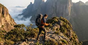 Mais de 200 quilômetros de trilhas atravessam montanhas e cachoeiras da Mata Atlântica: o parque fluminense de 19.855 hectares onde uma travessia de 30 quilômetros liga Petrópolis a Teresópolis e costuma exigir 3 dias de caminhada.