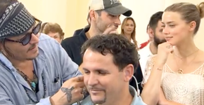 Johnny Depp ajuda crianças com problema de audição no Rio