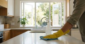 Misturar água sanitária com produtos de limpeza que contêm amônia parece reforçar a desinfecção da casa, mas a combinação pode liberar gases tóxicos: o CDC alerta que diferentes produtos de limpeza não devem ser misturados.