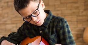Instrumento para tocar em família ajuda crianças com autismo
