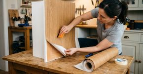 Esqueça a tinta: veja como renovar os móveis velhos da sua casa em três passos