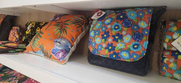 São bolsas, carteiras, roupas e acessórios criados com chita