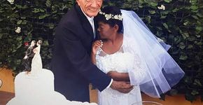 Há 20 anos, homem leva mulher que ama em um carrinho de mão