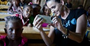 Katy Perry ensina crianças a combater discriminação