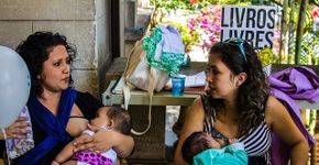 Mães são proibidas de amamentar em conferência de amamentação