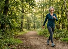 Featured side: Adeus às academias e às corridas: esse é o exercício ideal para quem tem mais de 60 anos