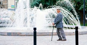 Ensaio retrata o cotidiano de idosos nas ruas da Europa