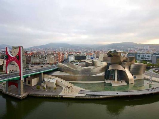 Museo Guggenheim - A arquitetura de sua fachada é muito atrativa e possui obras incríveis. Gosto muito de visitá-lo com frequência. É um dos principais pontos turísticos da cidade