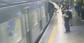 Mulher é empurrada no trilho do metrô de SP e sobrevive; assista
