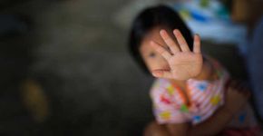 Criança de 9 anos engravida do padrasto e não pode abortar