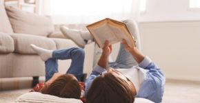 Foto: (iStock logo PreçosPainéis  Camila Assinaturas de imagens imagens restantes neste mês  Ver detalhes da assinatura >  Créditos Seus designs Seus painéis Sua conta Sair Fotos Voltar Página inicial de fotos Coleções em destaque Coleção Signature Coleção Essentials Pesquisas populares Fotos Bakerloo Cadeado Fireworks Aniversario Lavar as mãos Ortopedia Christmas pattern Fruit Camiseta preta Fireworks sky Categorias populares Fotos Imagens de Estilo de Vida Fotos de Negócios Fotos de Ciência Imagens de Carreira Fotos de Arquitetura Fotos de Natureza Fotos de Medicina Imagens de Feriados e Festividades Fotos de Família Fotos de Comemorações Fotos de Exercícios Fotos de Moda Fotos de Alimentos Fotos de Esportes Fotos de Viagens Fotos de Transporte Fotos Emotivas Fotos de Educação Fotos de Animais Artista do mês Entenda a licença royalty-free Foto gratuita da semana Blog iStock Ilustrações Voltar Página inicial de ilustrações Coleções em destaque Coleção Signature Coleção Essentials Pesquisas populares Ilustrações Bakerloo Cadeado Fireworks Aniversario Lavar as mãos Ortopedia Christmas pattern Fruit Camiseta preta Fireworks sky Categorias populares Ilustrações Modelos Ícones Planos de Fundo Empregos e Carreiras Natureza e Paisagens Negócios e Finanças Épocas Festivas e Sazonais Transportes Bandeiras e Mapas Educação Assistência Médica e Medicina Família Ciência e Tecnologia emblemas Faixas e Crachás Ocasiões especiais Alimentos e Bebidas Protótipos de Produto Desenhos Animados e Quadrinhos Estilo de Vida Frames e Bordas Animais e Bichos de Estimação Humores e Sentimentos Texturas e Padronagens Esportes Boa Forma e Saúde Silhuetas Moda e Beleza Tatuagens Infográficos Elementos de Interface Artista do mês Entenda a licença royalty-free Ilustração gratuita do mês Blog iStock Vídeos Voltar Página inicial de vídeos Coleções em destaque Coleção Signature Coleção Essentials Pesquisas populares Vídeos Bakerloo Cadeado Fireworks Aniversario Lavar as mãos Ortopedia Christmas pattern Fruit Camiseta preta Fireworks sky Categorias populares Vídeos Arquitetura Natureza e Paisagens empregos e Carreiras Negócios e Finanças Estilo de Vida Ciência e Tecnologia Educação Transportes Família Assistência Médica e Medicina Aventura Câmera Lenta Épocas Festivas e Sazonais Alimentos e Bebidas Ocasiões Especiais Esportes e Recreação Boa Forma e Saúde Animais E Bichos de Estimação Humores e Sentimentos Moda e Beleza Animação e Desenhos Aninados Artista do mês Entenda a licença royalty-free Vídeo gratuito do mês Blog iStock   Encontre fotos de acervo perfeitas... Fotos  Pesquisa por imagem Menina e pai que apreciam o livro junto, colocando no assoalho - Imagem em Alta Resolução... Salvar  Menina e pai que apreciam o livro junto, colocando no assoalho - Foto de stock de Lendo royalty-free Descrição Little daughter and daddy enjoying time together, laying on floor at home, man reading book to his cute daughter, empty space  Baixando agora Incluído em sua assinatura  Editar esta foto O download não está funcionando? Tente aqui. Crédito:Prostock-Studio/iStock)