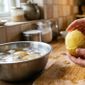 Da redação: Antes de cozinhar a batata, faça um corte neste ponto, a casca sai inteira com muita facilidade
