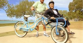 Homem adapta bicicleta para passear com esposa portadora de Alzheimer