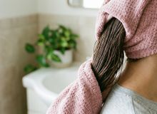 Featured side: Toalha de algodão ou microfibra? Teste revela qual reduz mais o frizz do cabelo; entenda a diferença no dia a dia