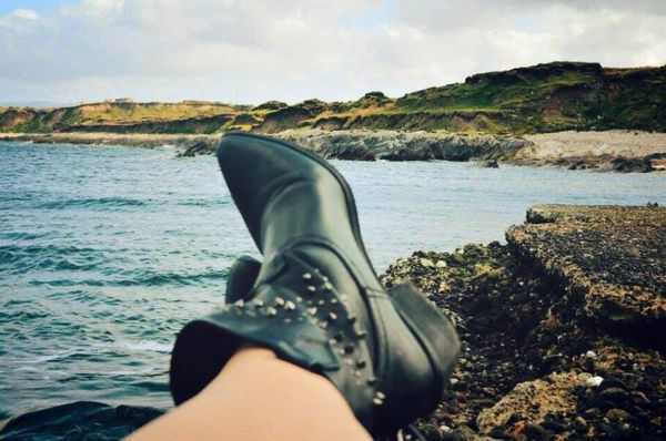 Em Achill, Irlanda, Paula Venancio registrou a paisagem atrás de seus pés