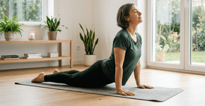 Quatro exercícios de alongamento para fazer depois dos 40, que permitem relaxar os músculos e melhorar a postura sem correr ou pular, deixando as costas com uma aparência mais esbelta e jovem.