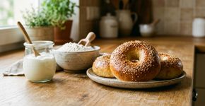 Sem fermento e sem precisar esperar a massa crescer: farinha com fermento e iogurte grego viram bagels caseiros com apenas 2 ingredientes em menos de 1 hora
