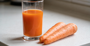 Pouca gente imagina o que um copo de suco de cenoura pode oferecer