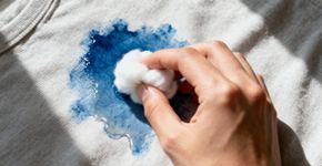 O produto que você tem em casa e tira mancha de caneta na hora