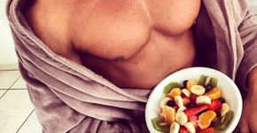 Homens aparentam ‘imitar’ poses de mulheres no Instagram
