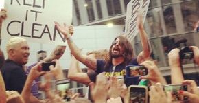 Foo Fighters invadem manifestação homofóbica e dão lição contra intolerância