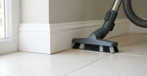 Não passe pano úmido no rodapé antes de tirar o pó: água com bicarbonato ajuda a soltar a sujeira sem encharcar o acabamento