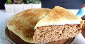 Bolo de canela com cobertura cremosa de dar água na boca