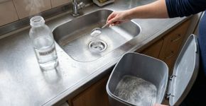Guardar bicarbonato de sódio embaixo da pia da cozinha: para que serve e por que milhares de pessoas fazem isso?