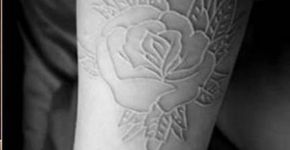Tatuagem com tinta branca