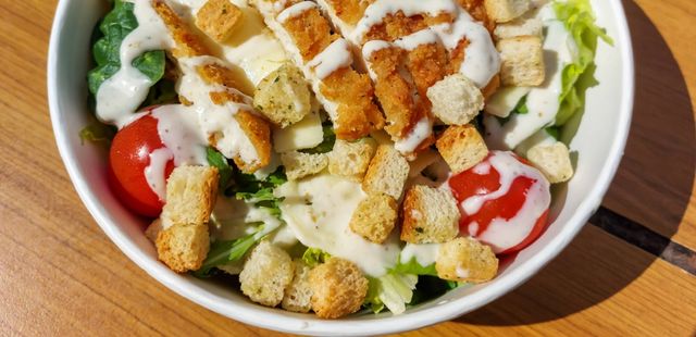 Salada caesar com crispy de queijo para inovar