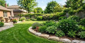 Nem grade, nem muro alto: uma ideia inteligente para delimitar o jardim com charme e baixo custo